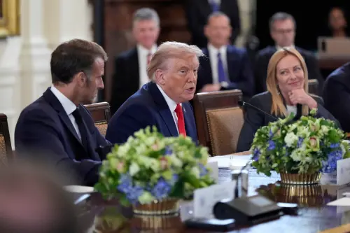 ▲▲ 川普當地時間18日在白宮，與烏克蘭總統澤倫斯基及多位歐洲領袖舉行多邊會晤。由左至右為法國總統馬克宏、美國總統川普、義大利總理梅洛尼。（圖／美聯社／達志影像）