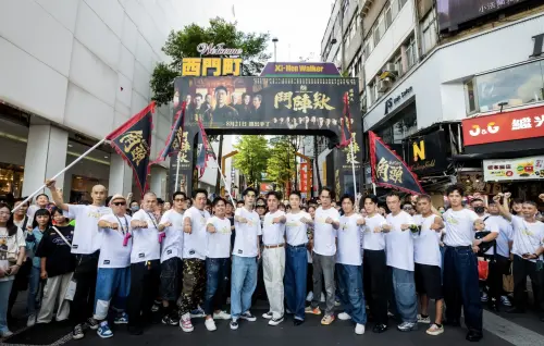 ▲《角頭—鬥陣欸》眾家要角在西門町掃街，吸引許多粉絲圍觀，場面頗為熱鬧。（圖／曼尼娛樂提供）