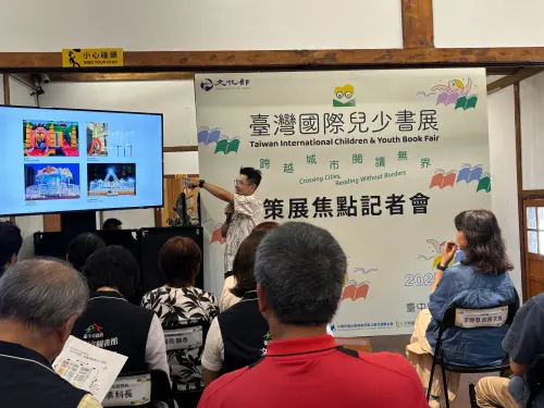 ▲公民書區打造親子共讀的樂園，現場還設置了海盗船、充氣城堡及旋轉木馬等遊樂設施。（圖／記者金武鳳攝，2025.9.19)