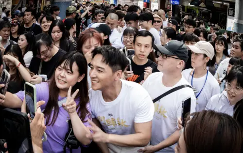 ▲《角頭—鬥陣欸》鄭人碩（前中）很受粉絲歡迎，一直有人來合照。（圖／曼尼娛樂提供）