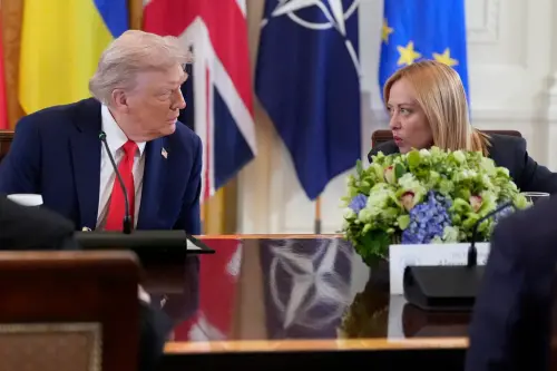 ▲ 美國總統川普（左）當地時間18日在白宮與多位歐洲領袖舉行多邊會晤，與義大利總理梅洛尼（右）交談。（圖／美聯社／達志影像）