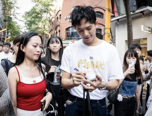 ▲新加入《角頭》系列的吳念軒（中右），同樣也有粉絲來索取簽名。（圖／曼尼娛樂提供）