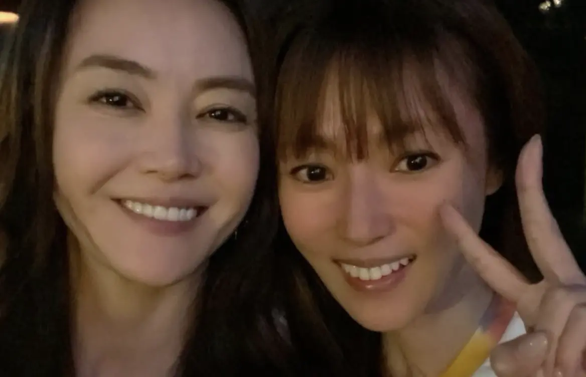 ▲深田恭子（右）曬出素顏合體觀月亞里莎（左）的照片，年過40的兩人看起來根本是20歲大學生。（圖／深田恭子IG@kyokofukada_official）