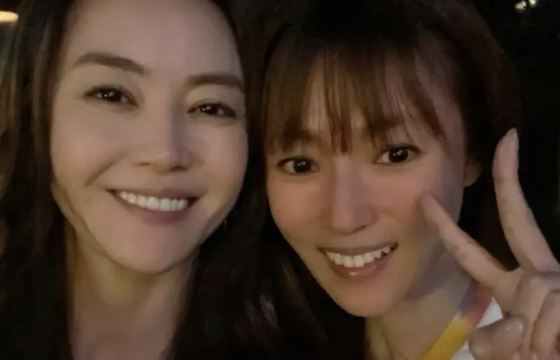 ▲深田恭子（右）曬出素顏合體觀月亞里莎（左）的照片，年過40的兩人看起來根本是20歲大學生。（圖／深田恭子IG@kyokofukada_official）