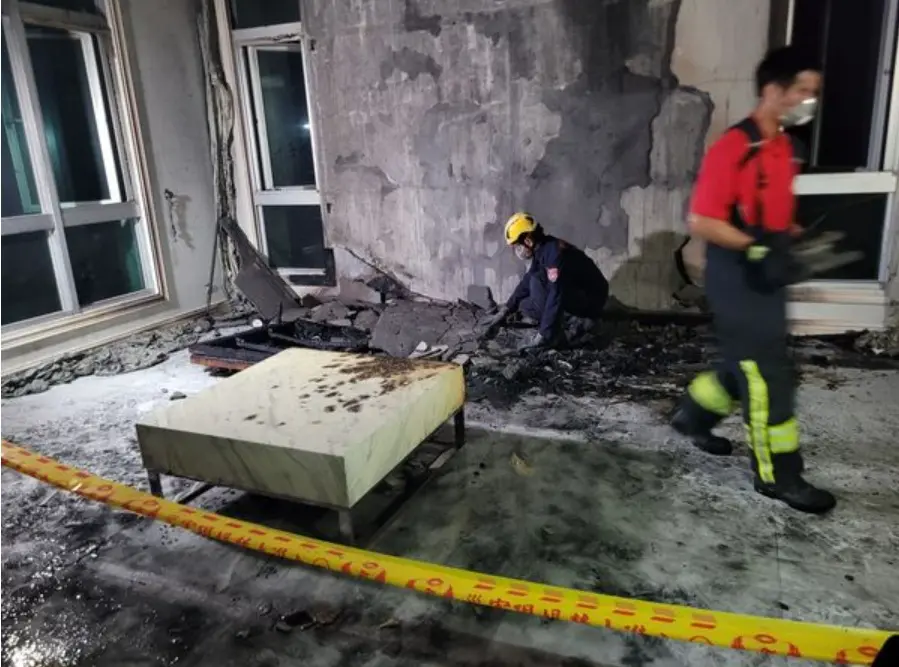 ▲宜蘭員山醫院呂姓院長的王姓妻子，在住處遇火劫喪命，但起火點疑在一樓客廳沙發，燃燒面積不到3坪，婦人全身嚴重燒燙燒，疑點重重。（圖／讀者提供）