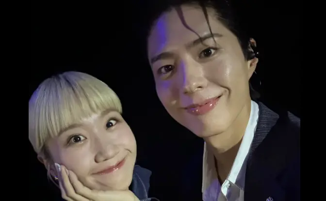 ▲朴寶劍（右）近期造訪高雄見粉絲，請來Lulu（左）擔任主持人，而她事後也曝光朴寶劍私下為人，直言對方贈送手寫卡片的舉動十分暖心，讓她差點淚崩，直呼：「耀眼的太陽！」（圖／Lulu臉書）