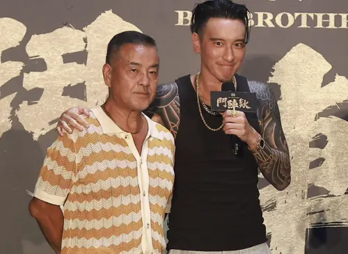 ▲王陽明（右）和《角頭》系列裡的爸爸龍天翔（左）在《角頭—鬥陣欸》首映典禮上團圓，他是否再度回歸，成為片子的噱頭之一。（圖／記者葉政勳攝）