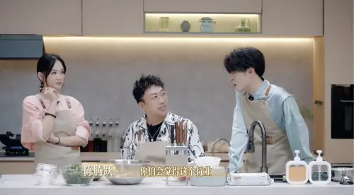 ▲于正（中）在節目中提及跟林心如已經合照。（圖／圈內偶像微博）