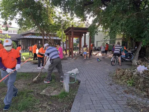 ▲為肯定與感謝同仁付出，黃偉哲已責成人事處加速彙整加班時數，並依公務人員保障法等相關規定給予加班補償。（圖／南市府提供）