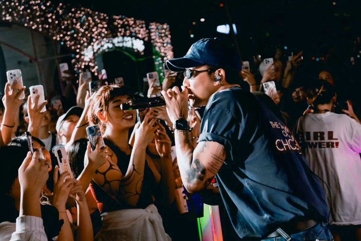 ▲歌手ØZI日前現身信義區，為即將開演的Red Bull Jukebox 點唱機演唱會暖身。這場演唱會曲目的主導權是觀眾，ØZI 坦言這樣的演出方沒安全感。（圖／red bull提供）