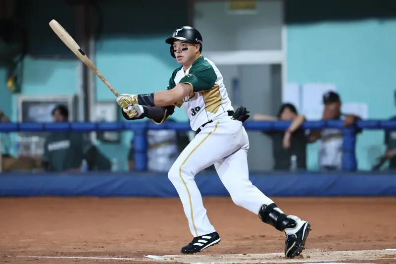 ▲吳念庭首局首打席就敲出2分砲，率隊取得領先，台鋼雄鷹終場5：2擊敗味全龍，吳念庭本季出賽57場比賽，首轟終於出爐。（圖／台鋼雄鷹提供）