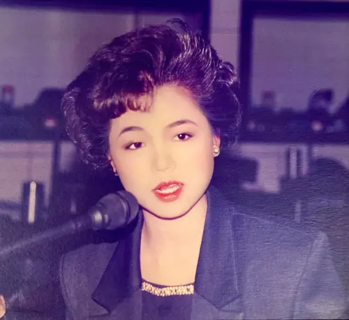 ▲楊瓊瓔23歲便當選省議員，紀錄無人能破！圖為她第一次質詢的青澀模樣。（資料畫面／翻攝楊瓊瓔臉書）