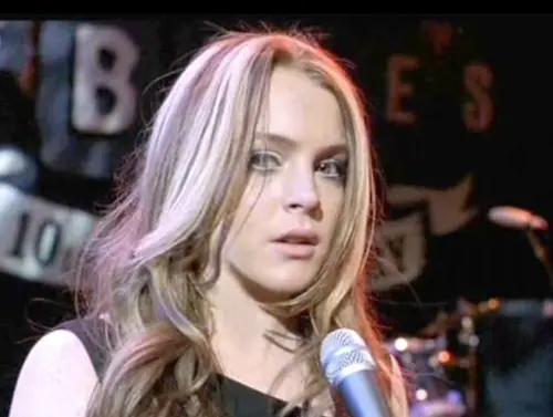 ▲琳賽蘿涵22年前在《辣媽辣妹》中的樣子，還沒有像現在變得這麼精緻，不僅嬰兒肥未消，五官的型也和現在不一樣。（圖／摘自IMDb）