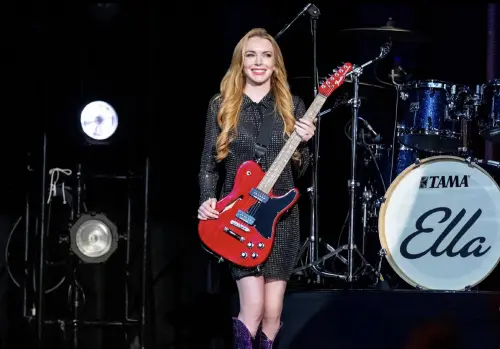 ▲琳賽蘿涵在《辣媽辣妹2》較昔日明顯更為豔麗，看起來容光煥發。（圖／摘自IMDb）