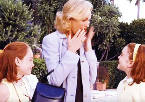 ▲伊蓮漢卓克斯（中）在《天生一對》就已經和分飾雙胞胎的琳賽蘿涵（左、右）ˊˋˊˋ有對手戲，多年之後又再和她同片合作。（圖／摘自IMDb）