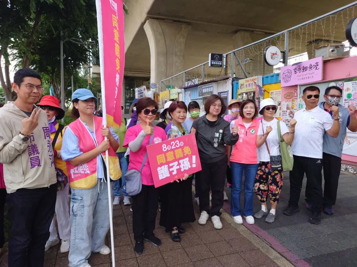 ▲何欣純、台中市議會黨團全體議員與台中市黨部三方分進合擊，著重陸戰展開市場掃街與大車掃宣傳罷免。（圖／何欣純辦公室提供）