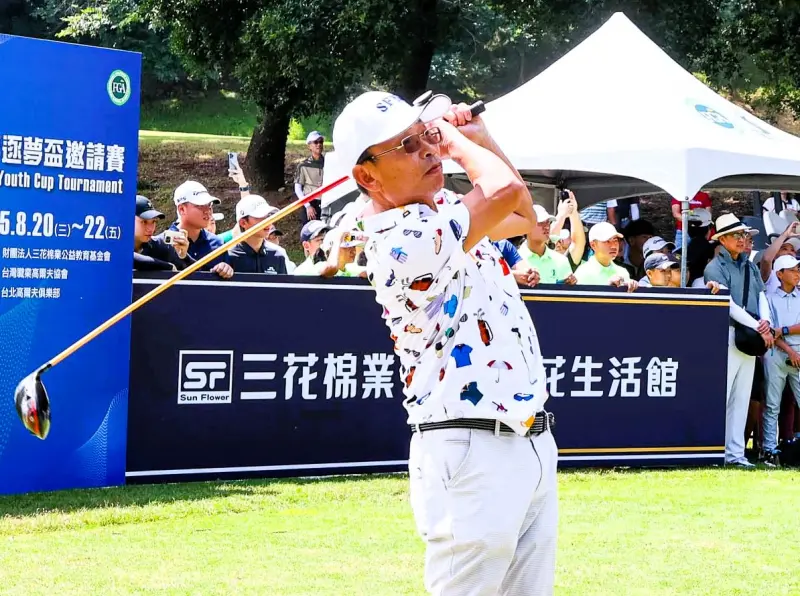 ▲(左起)新東南海鮮餐廳董事長黃文童、台日商務交流協進會祕書長黃章富、台灣職業高爾夫協會理事長陳榮興、三花棉業公益教育基金會董事長施養鴻共同為三花青少年築夢盃邀請賽配對賽開球。（圖／三花青少年逐夢盃高爾夫邀請賽提供）