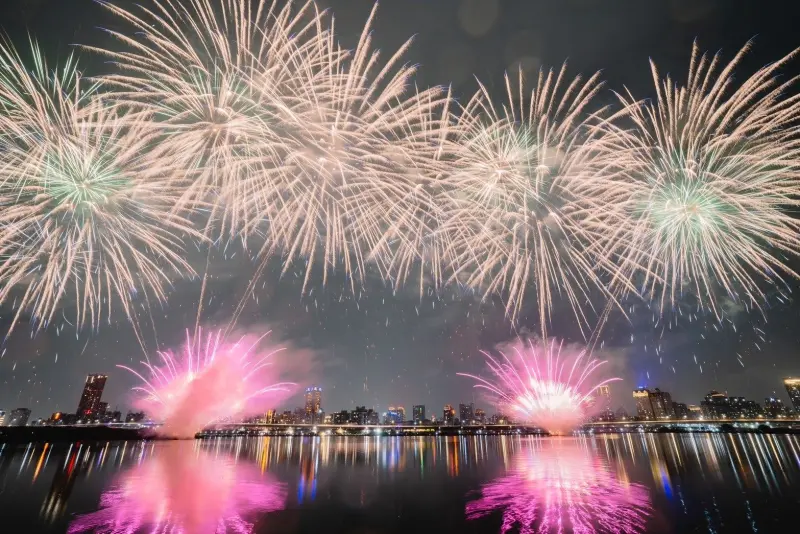 ▲「2025大稻埕夏日節」今天來到第三場，上週因颱風攪局，因此第二場煙火將併到今天8月20日，以兩倍形式施放，加長施放面寬將有600公尺。（圖／台北市觀傳局提供）