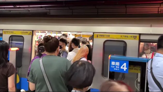 ▲北捷板南線今（16）日列車異常，通勤人潮擠爆月台。（圖／記者陳韻年攝）