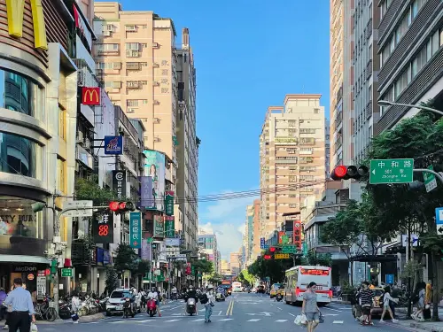 ▲信義房屋專案經理林郁晴分析，中永和在地居民多半於此生活十年以上，與鄰里、親友建立深厚人脈，即使從老公寓換成電梯大樓，也傾向留在同區，甚至替子女置產也選擇不離開，形塑了「換不出去」的現象。（圖／信義房屋）