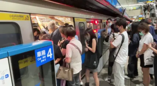 ▲北捷板南線班次調整，新埔板橋旅客崩潰「像跨年」，擠不上車，北捷也實施動態調整因應。（圖／記者陳韻年攝，2025.08.20