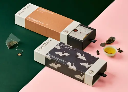 ▲古典玫瑰園中秋禮盒，左起：阿里山金韻烏龍、千櫻玄米煎茶。（圖／古典玫瑰園提供）