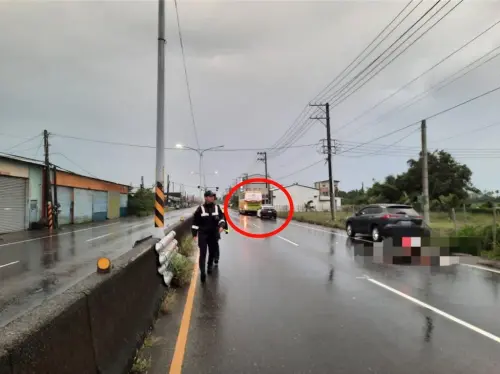 下班回家遇死劫！屏東男騎士閃停放汽車　路滑自摔遭客運爆頭輾斃
