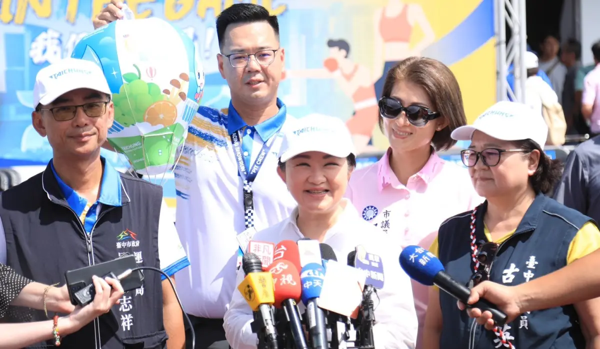 ▲台中市長盧秀燕今早主持全市運動大會開幕典禮，開心介紹石岡熱氣球嘉年華活動。（圖／台中市政府提供，2025.08.20）