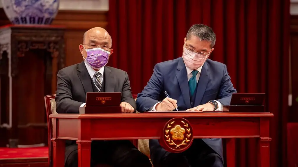 ▲徐國勇（右）頗受賴清德肯定，但也曾傳出與蘇貞昌（左）鬧不合。（圖／翻攝徐國勇臉書）