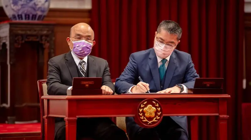 ▲徐國勇（右）頗受賴清德肯定，但也曾傳出與蘇貞昌（左）鬧不合。（圖／翻攝徐國勇臉書）