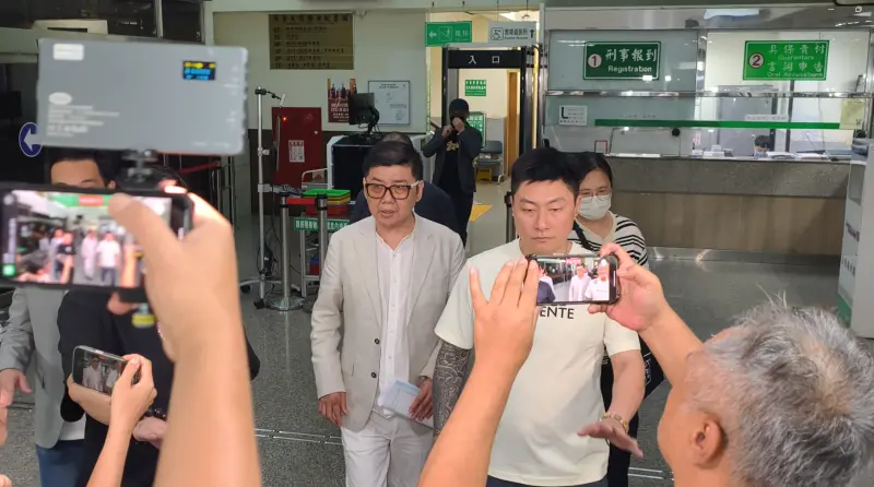 ▲天道盟盟主「鐵霸」曾盈富（戴黑框眼鏡）涉嫌組織犯罪、洗錢，在檢方複訊後300萬交保。（圖／翻攝畫面）