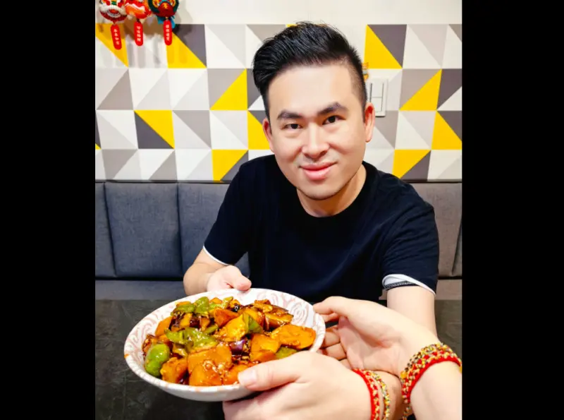 ▲王炳忠與館長和解，還自爆已婚多年。（圖／翻攝王炳忠臉書）