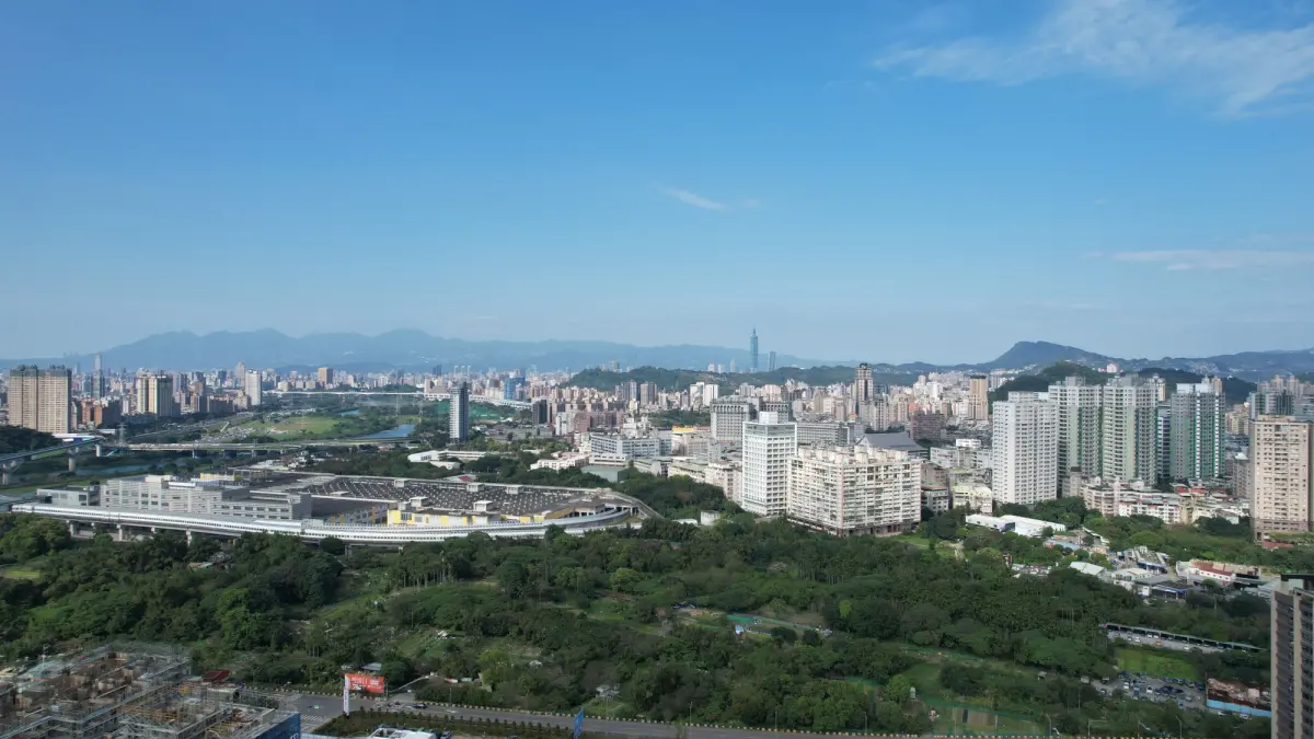 ▲根據內政部待售新成屋統計，新北市為2024年第四季六都存量最多，半年內增加幅度最多的行政區分別是鶯歌、新店、三重。圖為新店央北十四張。（圖／台灣房屋央北十四張重劃店提供）