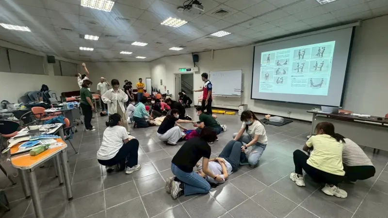 ▲國教署辦理護理人員初級救護技術員訓練。圖為病患搬移訓練。（圖／國教署）