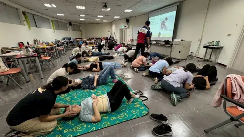 ▲國教署辦理護理人員初級救護技術員訓練。圖為胸骨頸椎脊椎減移及固定。（圖／國教署）