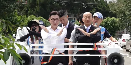 ▲立法院長韓國瑜、副院長江啟臣車掃時比出反罷免手勢。（圖／江啟臣提供，2025.08.20）