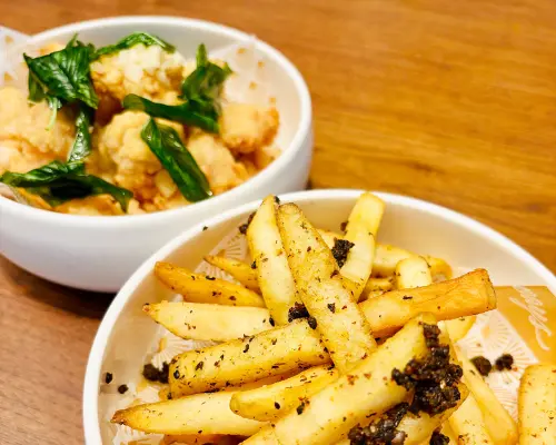 ▲台北中山九昱希爾頓逸林酒店La Salle森酒吧自8月23日起推出四道招牌菜祭出買一送一，包含「松露辣味薯條」、「台式鹹酥雞」、「香烤魔鬼辣雞翅佐麻辣堅果」與「逸林滷味」。（圖／台北中山九昱希爾頓逸林酒店提供）