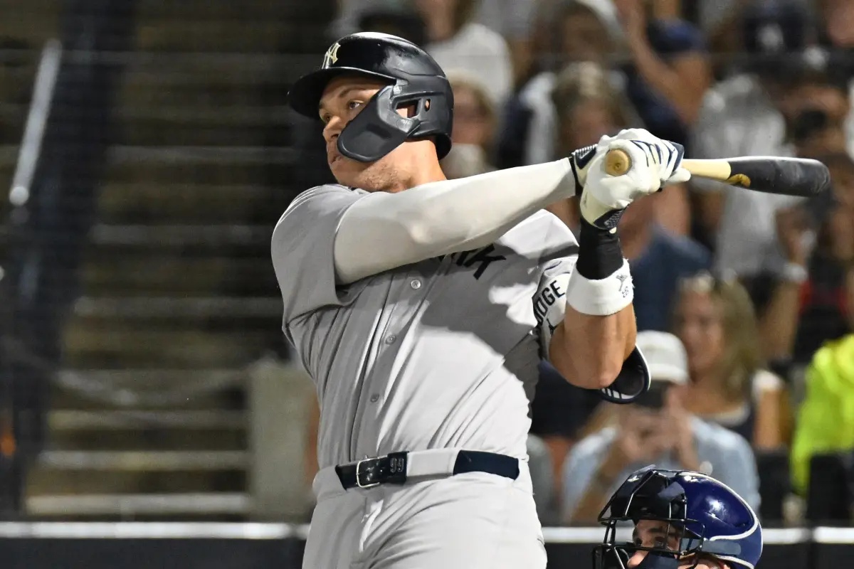 ▲美國職棒大聯盟（Major League Baseball）紐約洋基球星「法官」賈吉（Aaron Judge）日前才超越傳奇捕手貝拉（Yogi Berra）的全壘打紀錄，今（12）日再度開轟，前2打席就擊出雙響砲，一舉將生涯累計全壘打數改寫成361支，成功追平傳奇球星「洋基快船」迪馬喬（Joe DiMaggio）。（圖／路透／達志影像）