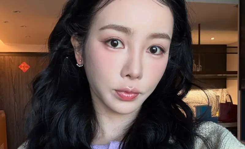 ▲舒子晨過去曾因不滿網友的發文，私訊辱罵對方很醜，事件在近日曝光遭炎上，舒子晨也認錯道歉：「不該做出這種太妹行為」。（圖／舒子晨Nikita臉書）