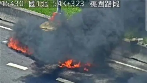 國1桃園段火燒車！汽車成「火球」狂燒　車上3人驚險逃命
