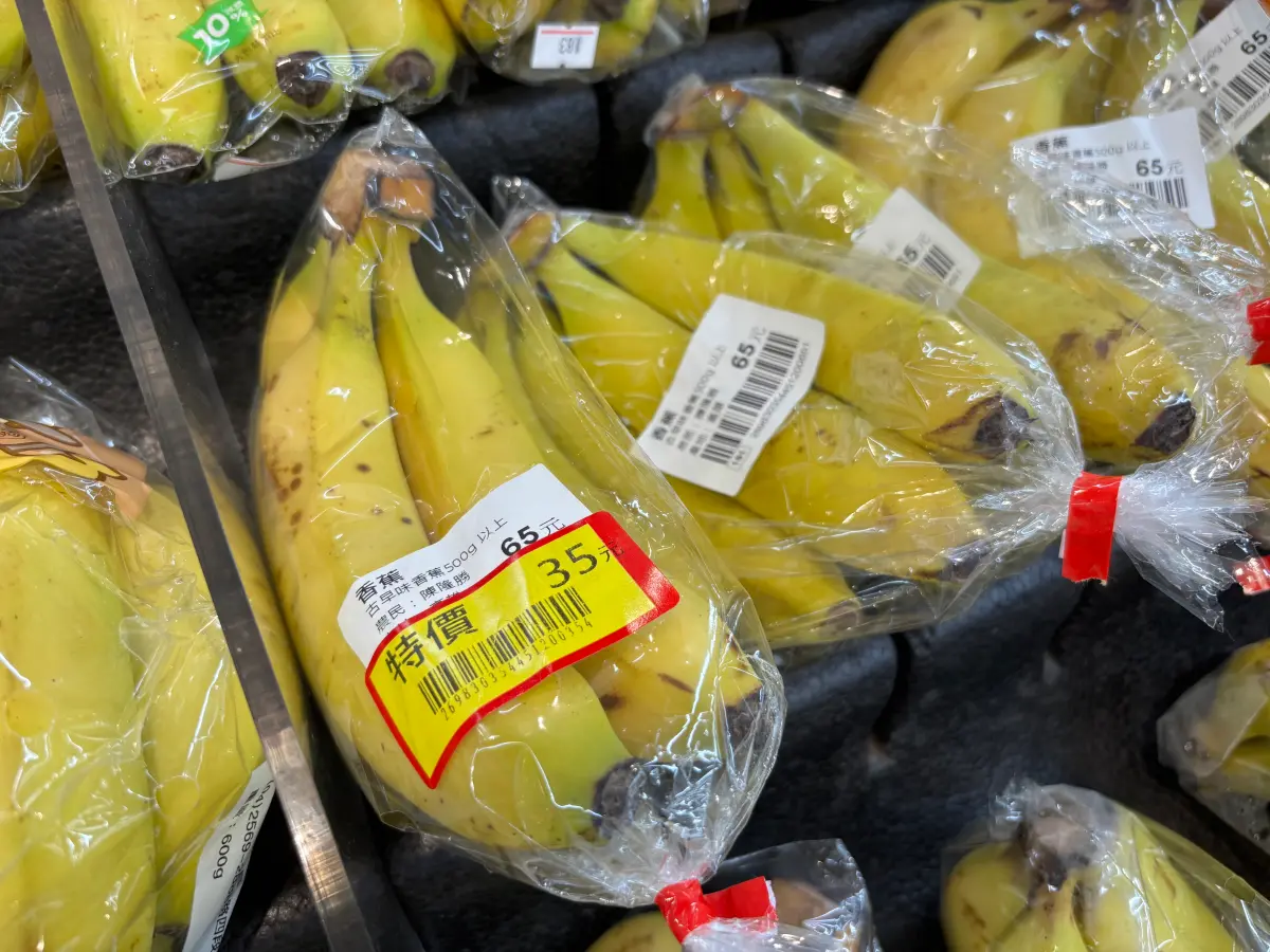 ▲香蕉價格便宜了，賣場不時可見「特價」打到骨折的香蕉，買回家後要如何保存才能延長保鮮期，一起來學。（圖／記者徐銘穗攝）