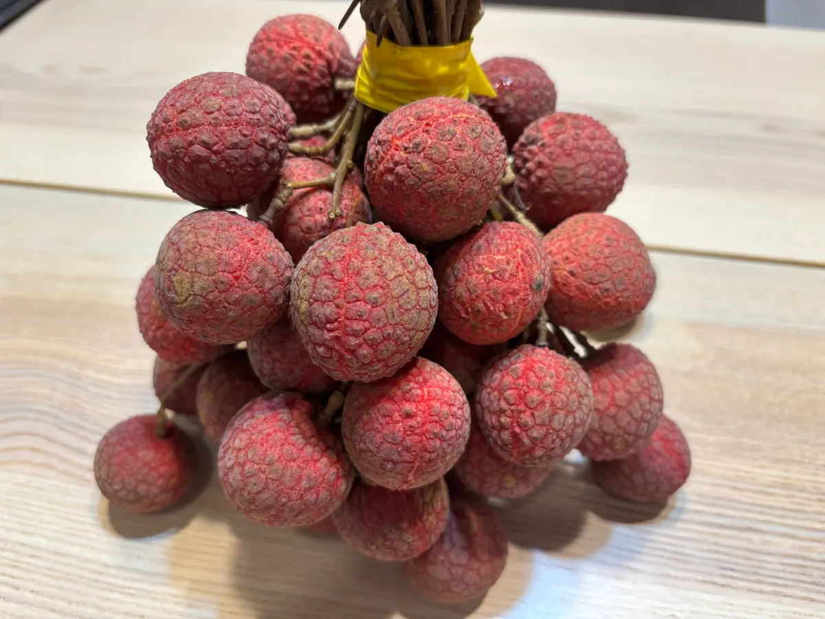 ▲有網友拍影片，驗孕棒插入荔枝出現陽性反應，但醫師強調，影片真實性有待釐清。（示意圖／記者徐銘穗攝）