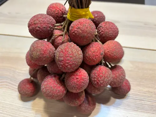 ▲荔枝含有次甘氨酸 A 與 MCPG，會抑制人體生成葡萄糖。若在空腹時一口氣吃下大半捆，極易誘發胰島素暴衝導致「反應性低血糖」，嚴重者恐頭暈昏迷送急診。圖為資料照。（圖／記者徐銘穗攝）