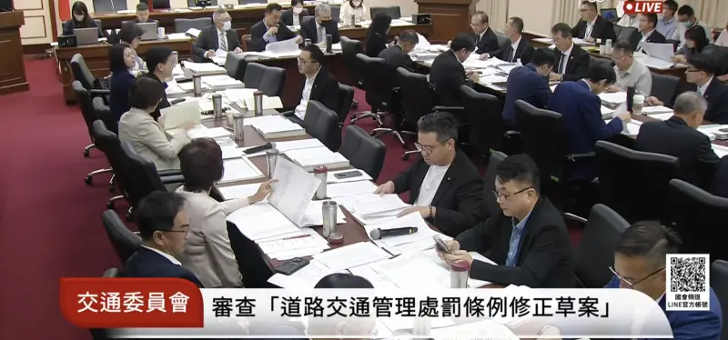 ▲今（20）日交通委員會初審通過修正道路交通管理處罰條例第十六條，改裝噪音車最高罰3600元、逾期15天未驗就扣牌。（圖／翻攝自國會頻道）