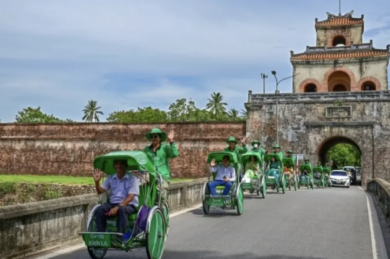 ▲東南亞最大叫車平台Grab近日在越南順化(Hue)試點推出「三輪車(Cyclo)接送服務」。（圖／翻攝自越南快訊）