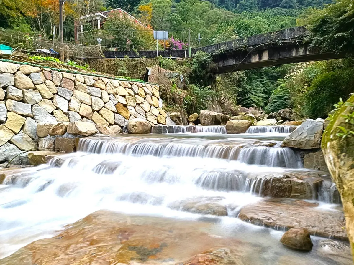▲三峽鹿母潭溪因豪雨侵襲，溪岸嚴重沖刷淘空。（圖／新北市農業局提供）