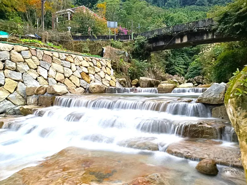 ▲三峽鹿母潭溪因豪雨侵襲，溪岸嚴重沖刷淘空。（圖／新北市農業局提供）