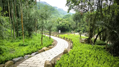 ▲既有護岸加固及生物友善通道設置，也將原先溪岸小徑改善為通往焦炭窯的親水步道