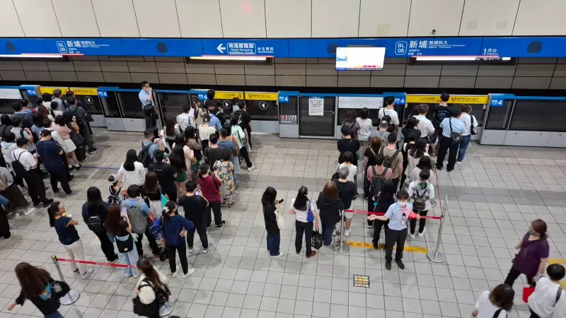 ▲北捷調整班次，板橋、新埔民眾哀嚎，指站內等車人潮宛如跨年。（圖／北捷提供）