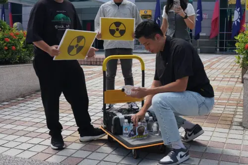 楊智伃一口乾核廢水！陳聖文發文怒轟「喝掉很光榮？」慘遭網群嘲
